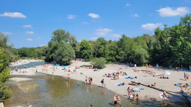 Badegäste am Flaucher